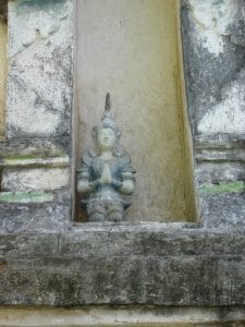 statue showing a wai posture