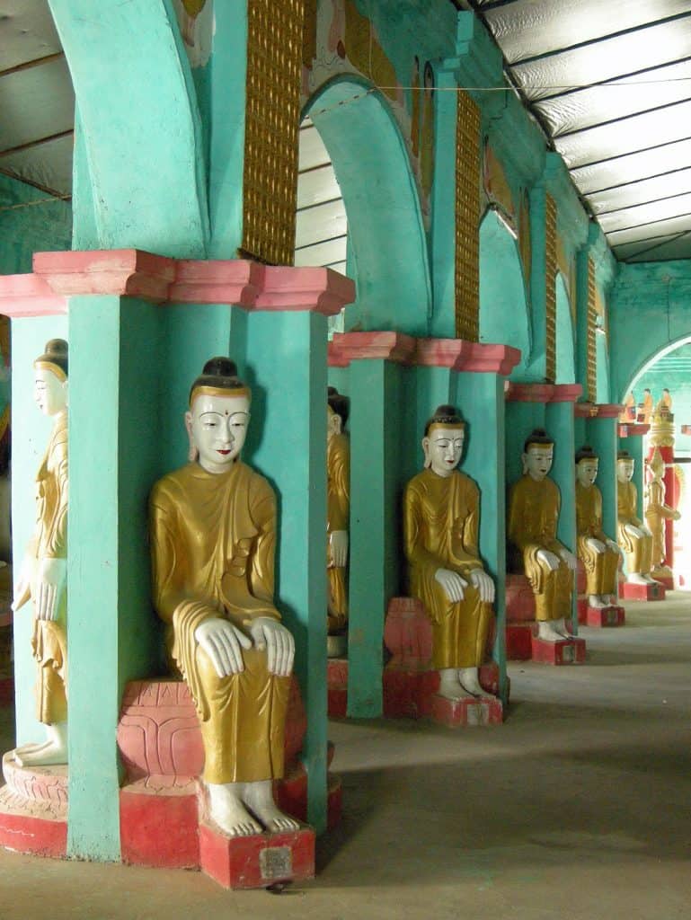 identical Buddhas in temple