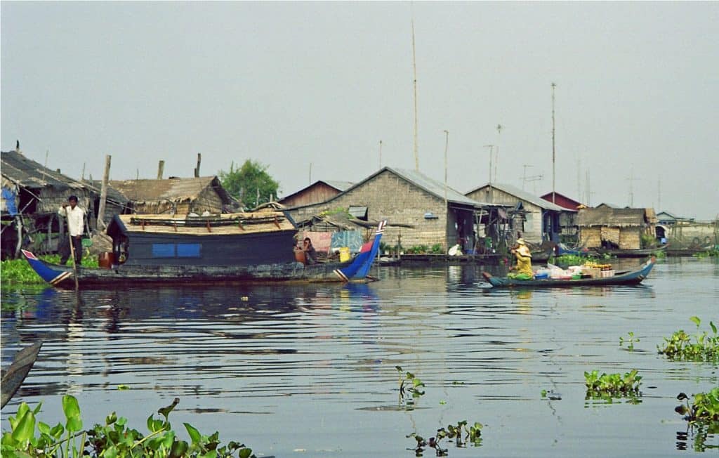 passing a fishing village during river trip to Battambang