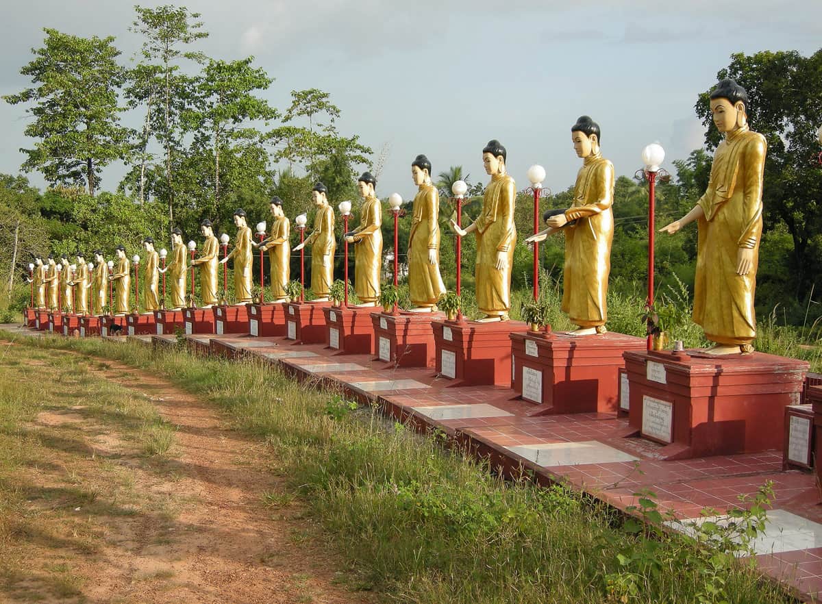 Buddhist lessons: Buddha row in Bago