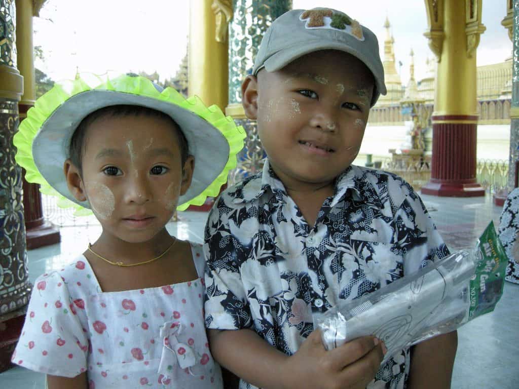 brother and sister at_Shwemawdaw pagoda Bago