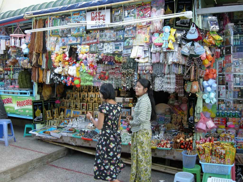 souvenir stall at Kyaiktyio site