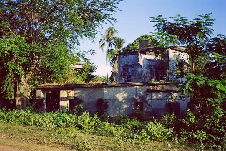 modernist deserted villa in Kep