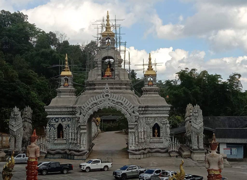 Wat Phra Buddhabat Si Roi arch